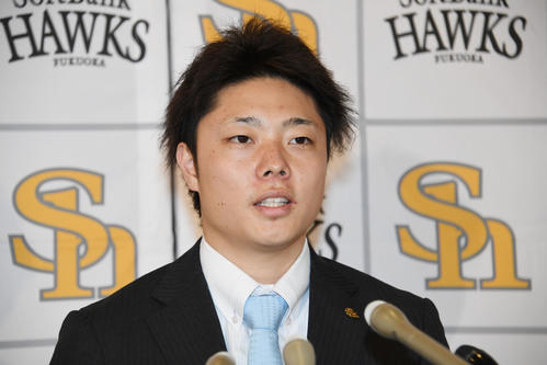 契約更改を終え会見する松本裕樹（撮影・今浪浩三）