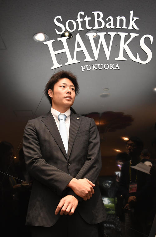 契約更改を終え記者の囲み取材に応じる松本裕樹（撮影・今浪浩三）