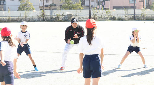 高洲北小学校の児童とキャッチボールをするロッテ東妻（撮影・久永壮真）