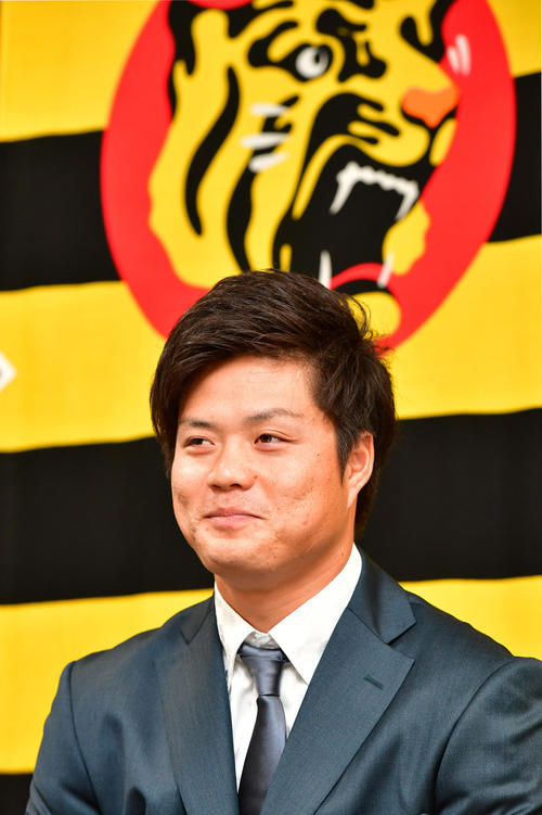 契約更改を終え笑顔で会見を行う守屋功輝（撮影・清水貴仁）