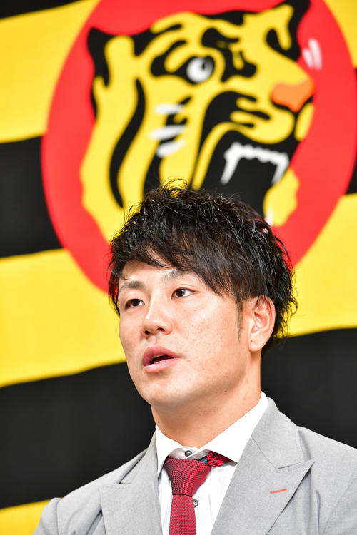契約更改を終え会見を行う中谷将大（撮影・清水貴仁）