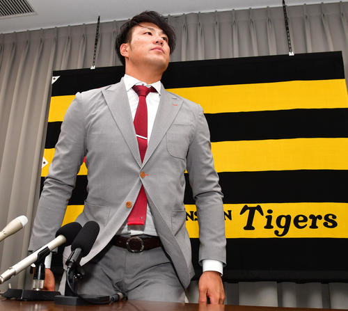 契約公開後の会見を終え席を立つ中谷将大（撮影・清水貴仁）