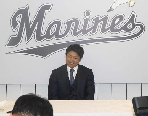 契約更改を終え、取材に応じるロッテ酒居（撮影・久永壮真）