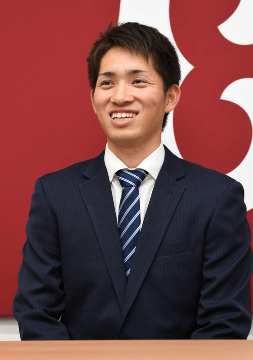 契約更改を終えて会見に臨む巨人高橋（撮影・山崎安昭）