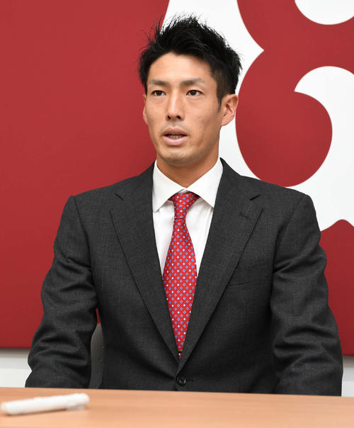 契約更改を終えて会見に臨む巨人若林（撮影・山崎安昭）