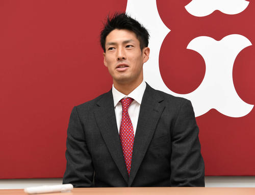 契約更改を終えて会見に臨む巨人若林（撮影・山崎安昭）