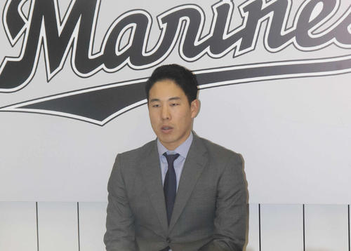 契約更改を終え、取材に応じるロッテ西野（撮影・久永壮真）