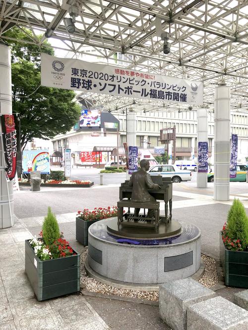 福島駅前東口には「栄冠は君に輝く」の作曲者古関裕而氏の銅像が飾られる。20年春のNHK朝の連続テレビ小説のモデル（2019年7月18日）