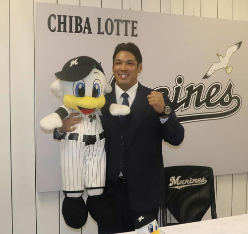 契約更改を終え、マーくんを手に笑顔のロッテ井上（撮影・久永壮真）