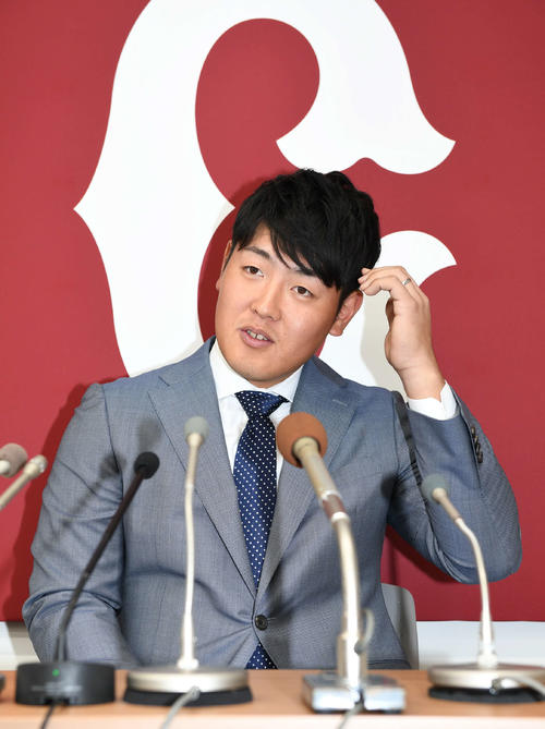 契約更改後の会見で笑顔を見せる巨人岡本（撮影・山崎安昭）