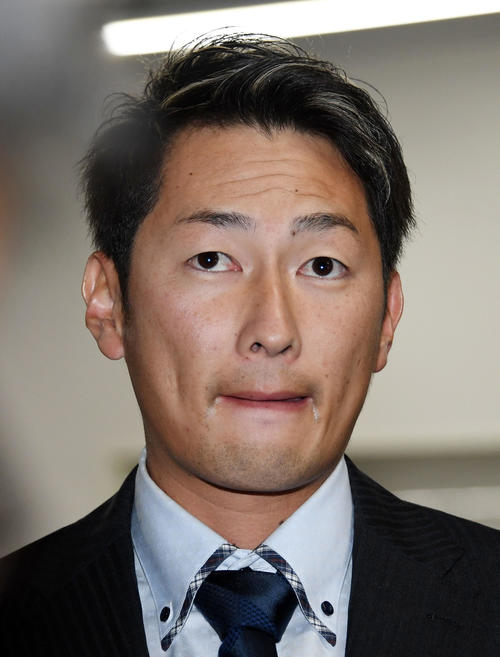 ソフトバンク情報　契約を保留し、記者に囲まれ渋い表情を見せる二保旭（撮影・今浪浩三）