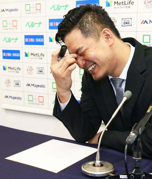 来季の目標を聞かれ悩む西武平井（撮影・足立雅史）