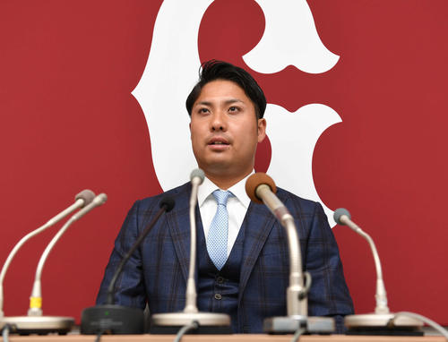 契約更改後の会見に臨む巨人今村（撮影・山崎安昭）