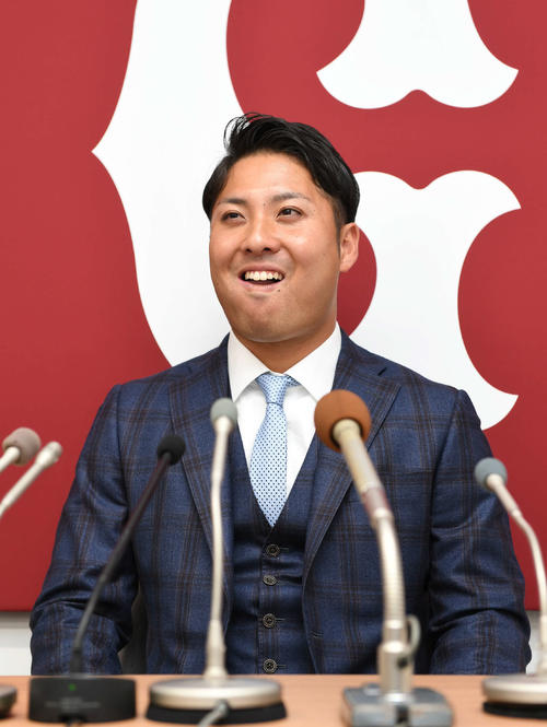 契約更改後の会見で笑顔を見せる巨人今村（撮影・山崎安昭）