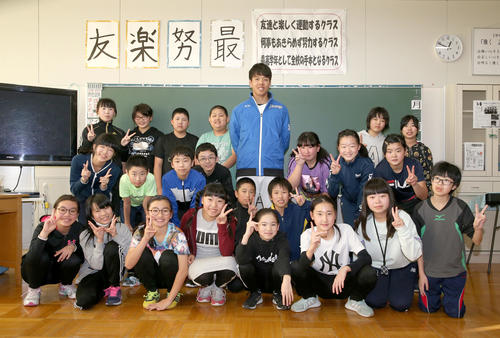 北海道胆振東部地震の被災地訪問で厚真中央小学校を訪れ、児童たちと記念撮影する日本ハム杉浦（撮影・佐藤翔太）