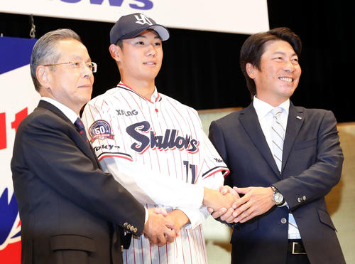 ヤクルト新入団選手発表会で高津監督（右）と衣笠球団社長（左）と握手する奥川（撮影・浅見桂子）