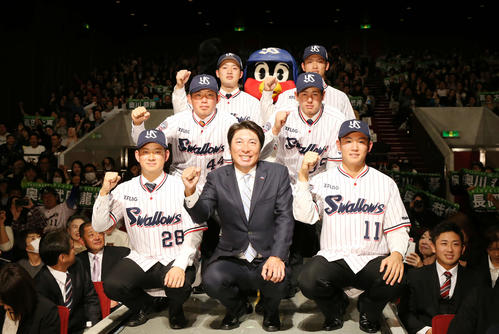 ヤクルト新入団選手発表会で高津監督（中央）を囲み、笑顔でガッツポーズする左から時計回りに吉田大喜、大西、長岡、武岡、杉山、奥川（撮影・浅見桂子）