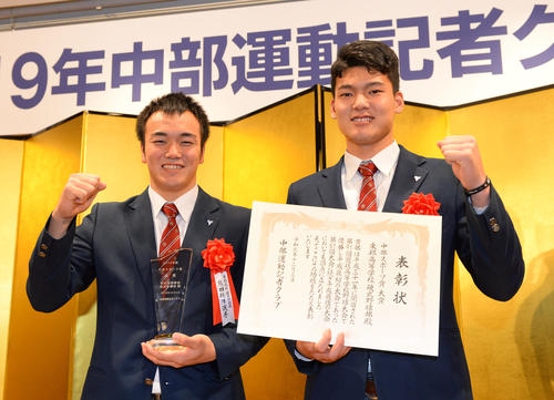 2019中部運動記者クラブ総会の席にてスポーツ賞を受賞し笑顔の東邦高校・熊田任洋（左）と石川昂弥（右）（撮影・森本幸一）