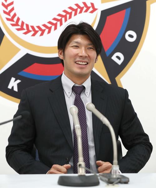 契約更改を終え会見する日本ハム大田（撮影・黒川智章）