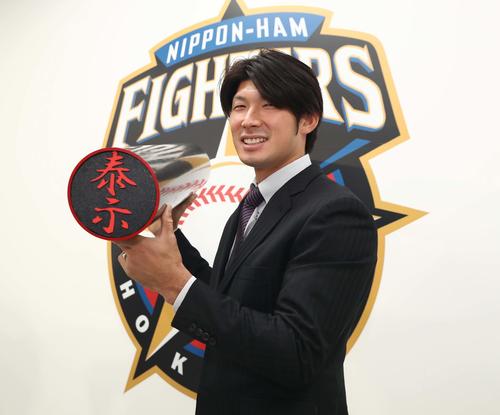 契約更改を終え、会見で「特大印鑑」を持ち笑顔の日本ハム大田（撮影・黒川智章）