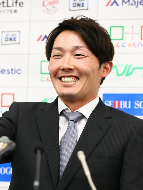 契約更改を終え、笑顔で会見に臨む西武源田（撮影・足立雅史）