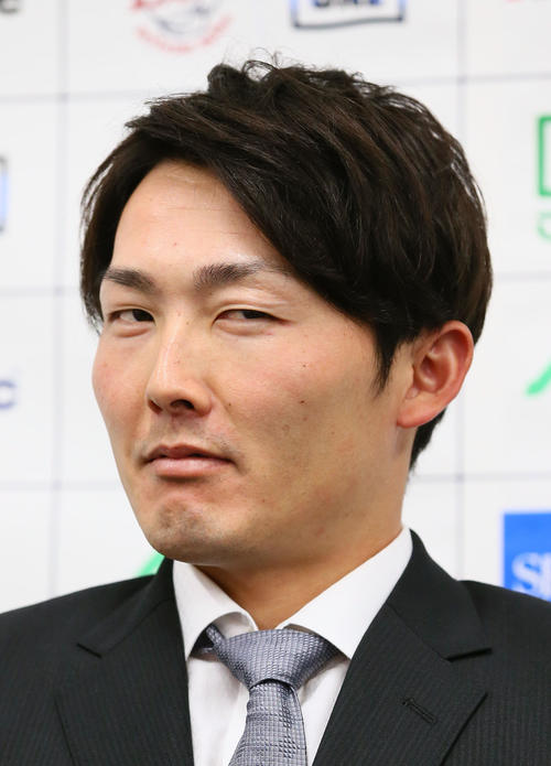 会見中、関係者に鋭い？流し目を見せる西武源田（撮影・足立雅史）