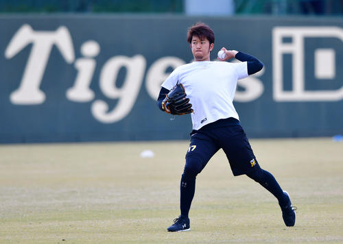キャッチボールを行う岩貞祐太（撮影・清水貴仁）