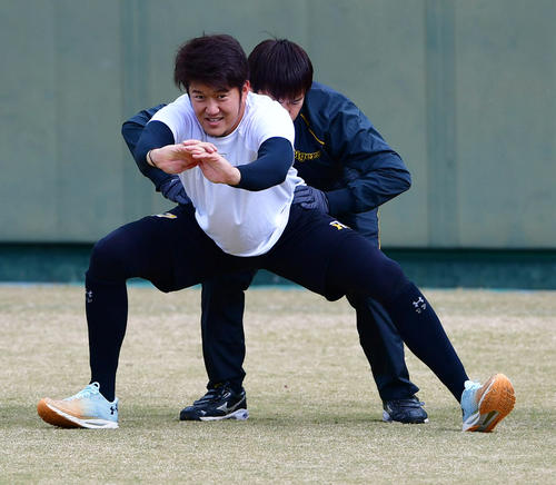 鳴尾浜でストレッチする岩貞（撮影・清水貴仁）