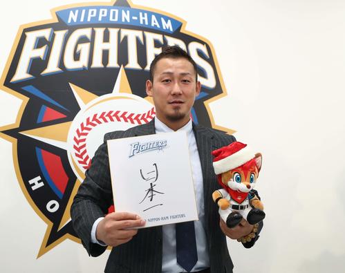 契約更改を終え、来年の抱負を色紙に書く日本ハム中田（撮影・黒川智章）