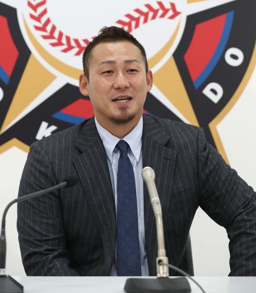 契約更改を終え会見する日本ハム中田（撮影・黒川智章）