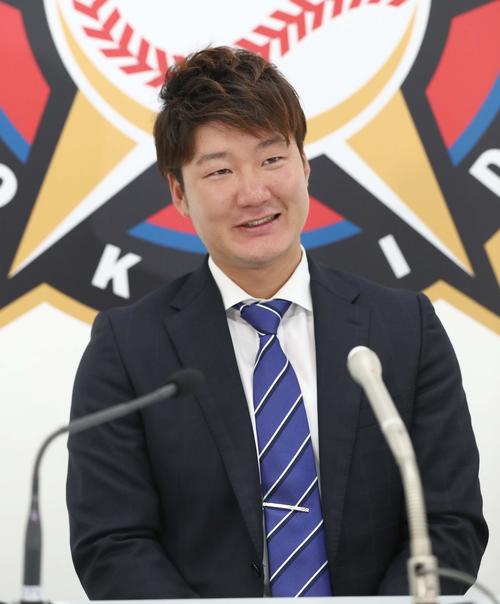 契約更改を終え会見する日本ハム渡辺（撮影・黒川智章）