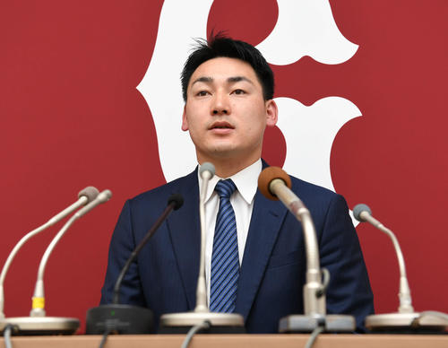 契約更改後の会見に臨む巨人丸（撮影・山崎安昭）