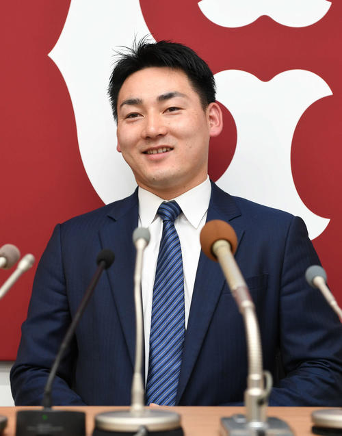 契約更改後の会見で岡本について笑顔で語る巨人丸（撮影・山崎安昭）