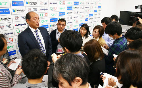 松坂獲得について話す西武渡辺GM（左端）（撮影・足立雅史）