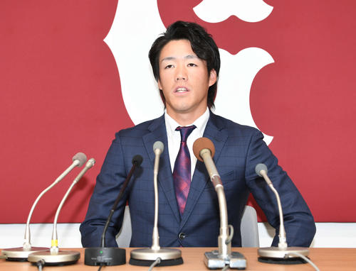 契約更改後の会見に臨む巨人重信（撮影・山崎安昭）
