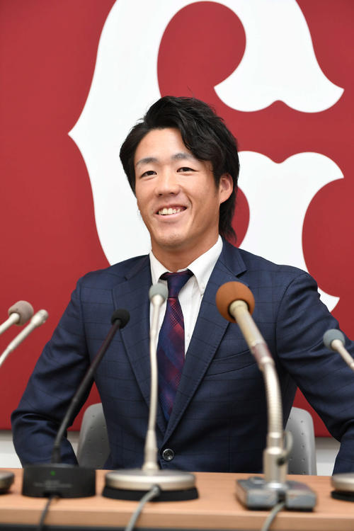 契約更改後の会見で笑顔を見せる巨人重信（撮影・山崎安昭）
