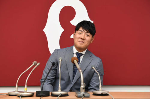 契約更改後の会見でにやにやする巨人岡本（撮影・山崎安昭）