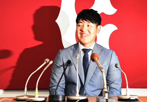 契約更改後の会見で笑顔を見せる巨人岡本（撮影・山崎安昭）