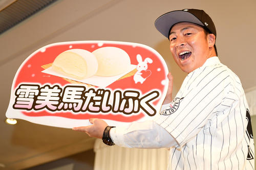 「雪美馬だいふく」を手に笑顔を見せるロッテ美馬（撮影・横山健太）