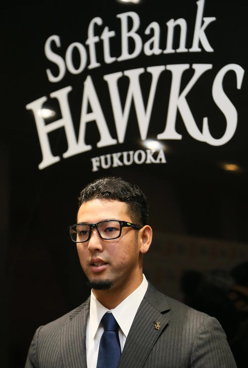 記者の質問に答える加治屋（撮影・栗木一考）