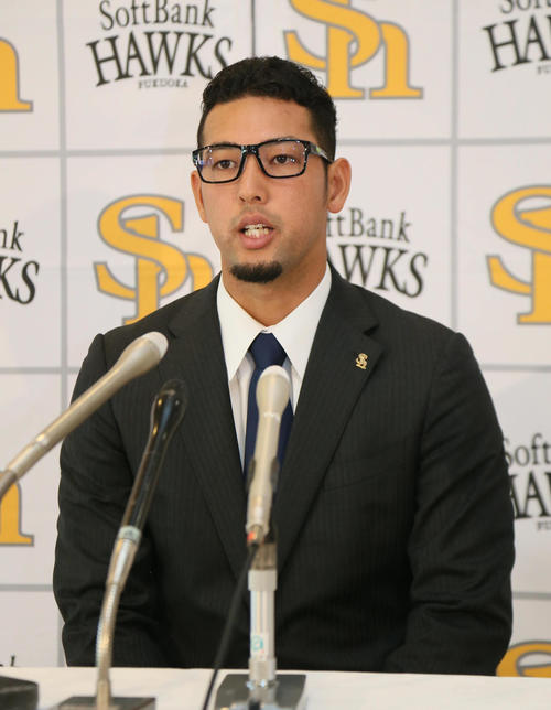 ソフトバンク情報　ダウンで契約更改した加治屋（撮影・栗木一考）