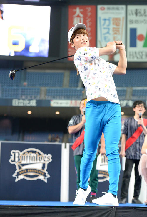 11月24日のファン感謝イベントで渋野日向子に扮（ふん）した中川圭太（撮影・渦原淳）