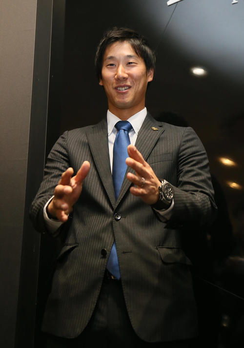 記者の質問に答えるソフトバンク高田（撮影・栗木一考）