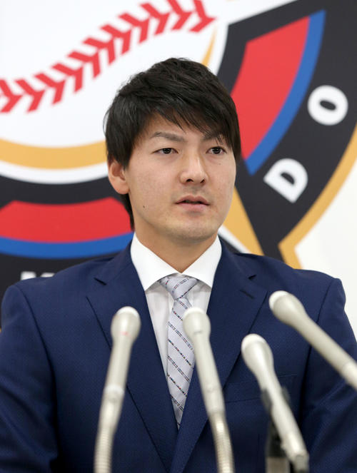 契約更改交渉を終え会見に臨む日本ハム有原（撮影・佐藤翔太）