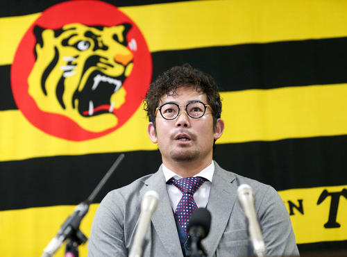 契約更改を終え報道陣に話す岩田（撮影・上山淳一）