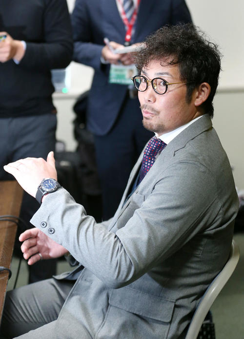 契約更改を終え報道陣に話す岩田（撮影・上山淳一）
