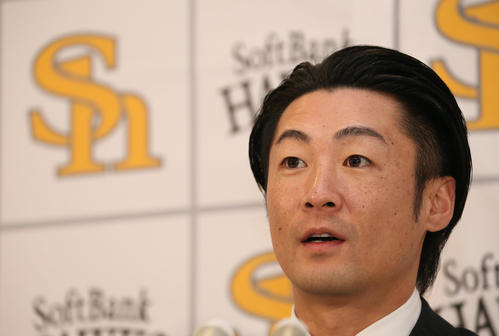 会見で記者の質問に答える明石（撮影・栗木一考）