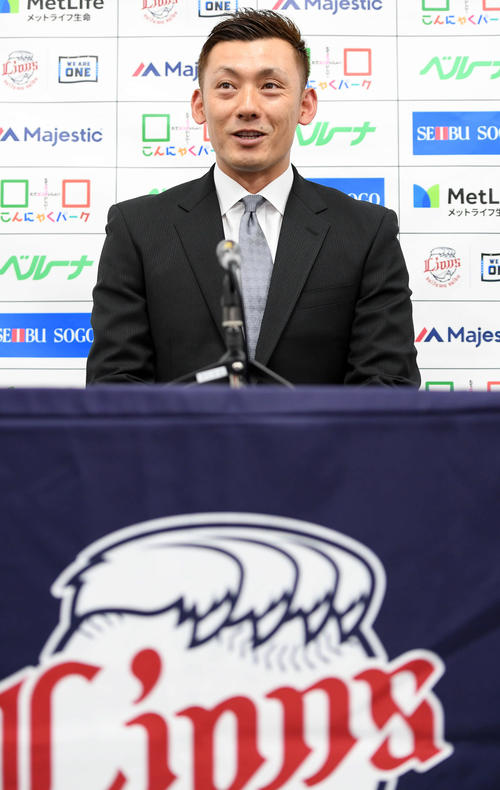 契約更改を終え、会見で心境を語る西武栗山（撮影・たえ見朱実）