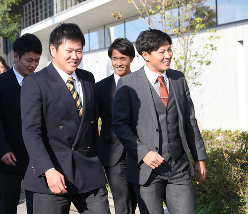 笑顔で施設見学をする新入団の佐藤直樹と津森宥紀（左）（撮影・梅根麻紀）