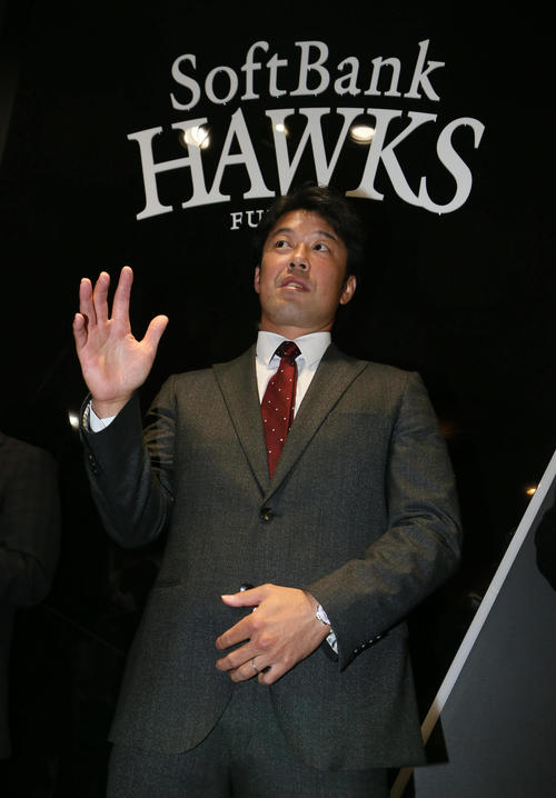 記者の質問に答える高谷（撮影・栗木一考）